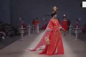 当中国汉服走上T台，惊艳了整个巴黎时装周！真的是太美了！视频封面