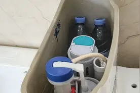 马桶水箱里面放两瓶子水，冲厕所能省多少水？事实有点出乎意料视频封面