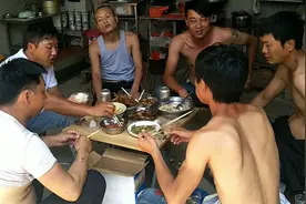 37度的高温工地上属实难熬，工友集体停工休假，喝点小酒解压视频封面