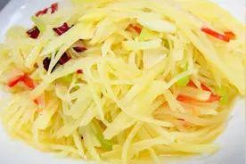 饭店的土豆丝为啥炒的那么好吃！厨师长分享正宗做法，酸脆爽口
