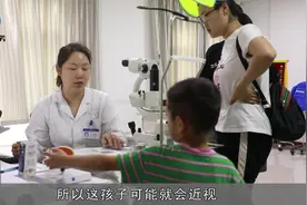 小男孩体检视力正常，医生却说：我预测这孩子必然近视！视频封面