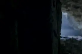 本以为这下完了，没想到蛇认女孩为妈妈