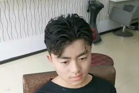 瓜子脸男生头发天生自然卷，剪款四六分短发发型，帅到差点认不出
