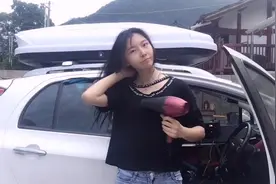 沫狸来到小村庄，一个人户外洗头，洗澡，吹头发，轻松搞定。