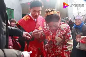 二婚新娘嫁给20岁河北帅小伙子，新娘好幸福！