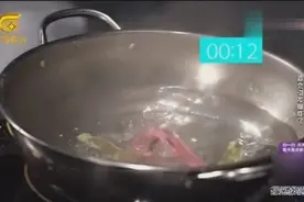当心！打火机掉油锅里竟会引发爆炸，切记不要接触高温热源！视频封面