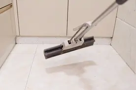 为什么厨房地板拖完还是黏黏的？学会这招，拖一拖立马洁净不粘鞋