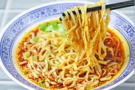 五分钟就能做好的酸辣凉面，口感筋道，酸辣开胃，午餐吃着最合适