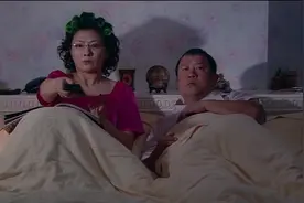 夫妻俩看电视，谁料看到画面丈夫靠到媳妇肩膀上，媳妇立马换台视频封面