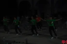 河南开封：广场现美女专业广场舞团队，个个年轻漂亮，一起来看看视频封面
