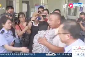 泪目！儿子意外走失38年，跨越800里终相见，母亲哭到站都站不住视频封面