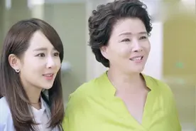 得知嫂子顺利产下女儿，一家人都高兴坏了，小伙升级当爸爸了