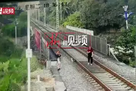 两少女用生命在铁轨上玩自拍 幸亏铁警拍马杀到视频封面