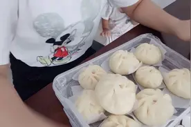 自己做的包子为什么刚蒸熟的时候是软的，放冷之后表皮就变硬了呢视频封面