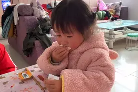 妹妹跟着哥哥吃辣条，最后馒头比辣条吃的还多，看下妹妹的表情~视频封面