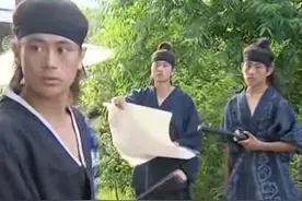 小哑巴原来是东洋人，被父亲逼婚嫁给鬼冢郎君，无奈杀了鬼冢郎君