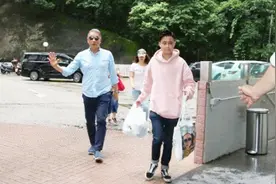 哥哥任达荣带家人探望任达华第二次手术很顺利视频封面