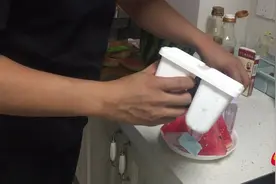 夏日天气闷热，小伙嫌冰箱冰西瓜降温太慢，直接这样做视频封面