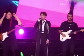 王源南京演唱会，现场演唱《滚烫的青春》，多少人的青春！