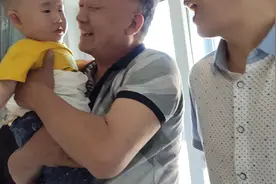 爷爷看见2个月没见的孙子，高兴坏了！宝宝这反应...不认识了？视频封面