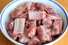 2斤排骨配上4个番茄，不加水不加油，教你好吃做法，上桌汤汁不剩