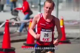 跑马拉松中途憋不住要上厕所怎么办？这样的操作实在有点辣眼睛视频封面