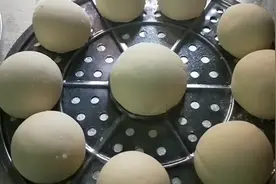 退伍老兵教你如何用双手同时柔馒头，又大又圆，越嚼越香。