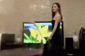 闺蜜在家竟穿如此性感！朋友们都看傻眼，网友炸了：腿真白视频封面