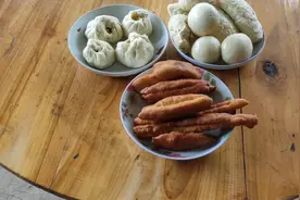 自制馒头，结果酵母放多了都是酒的味道，用什么方法才能和好面呢视频封面
