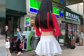 热播成都2米多高女巨人，这回头率有点夸张，关键人长得...视频封面