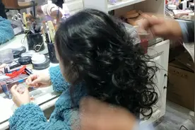 春节来临，小女孩头发怎么盘？直接烫爆简单一扎即时尚又可爱！视频封面