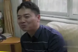 刘强东回宿迁拜访老师，当场为同学孩子安排工作，有这样的同学太视频封面