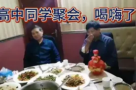老阿姨高中同学聚会，大家酒只喝白的，60岁的快乐………视频封面