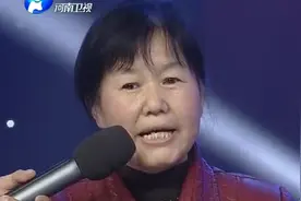 范军现场认干妈，这阿姨是有啥本事，程成直接跪下了……视频封面