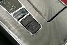 全新奥迪A6L如何使用电子手刹及自动驻车功能视频封面