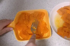 金黄色的秋天，金黄色的食物，南瓜和秋天的颜色多配，这样吃香～