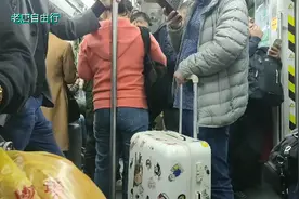 从广州南站去广州火车站，要坐二号线地铁，地铁上挤满了人视频封面