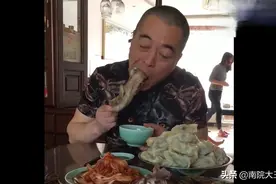 东北大哥豪气啃排骨，看着就是香，不愧是狼人视频封面