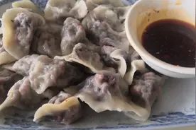 英子用紫苏鸡蛋包了一顿美味的饺子，家常味道就是香！视频封面