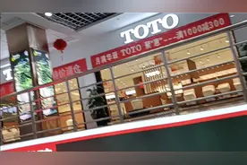 乌鲁木齐美居物流园到处打着岁末清仓的广告，生意很淡视频封面