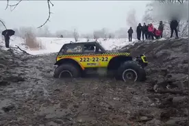 牛人改装的大轮胎越野车，泥潭里上陡坡时你才知道这车到底多牛！视频封面