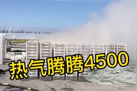 妇女离家千里之外打工，站在地里笑着说，30天挣了不少钱视频封面