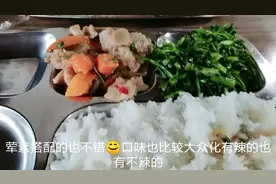 这个厂的伙食没得说，打工妹在这上了两个月的班都长胖了
