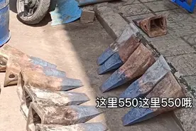 铁匠今天的生意真好，大家猜猜他上午挣了多少？有没有想学打铁的视频封面