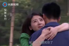 女友从美国回来，见到修车的男友，上去一把抱住也不嫌脏！视频封面