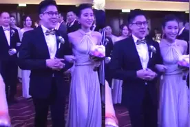 怕郭晶晶吃醋？霍启刚当伴郎与伴娘挽手入场，笑容僵硬不敢斜视视频封面