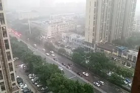 6月28日下午4点半，石家庄下起大雨，天突然变黑，汽车打开了车灯