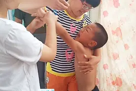 农村小孩被蝎子蛰了，妈妈用土方法止痛，孩子的反应让人心疼视频封面