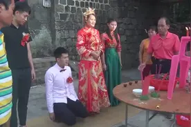 广西农村小伙婚礼仪式，拜堂时新娘怀孕了不下跪，真是喜上加喜视频封面