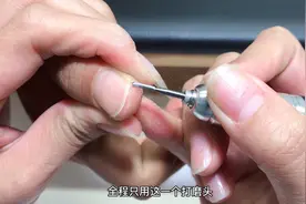 美甲操作流程125手指两侧干皮爆裂，用打磨机轻松去除